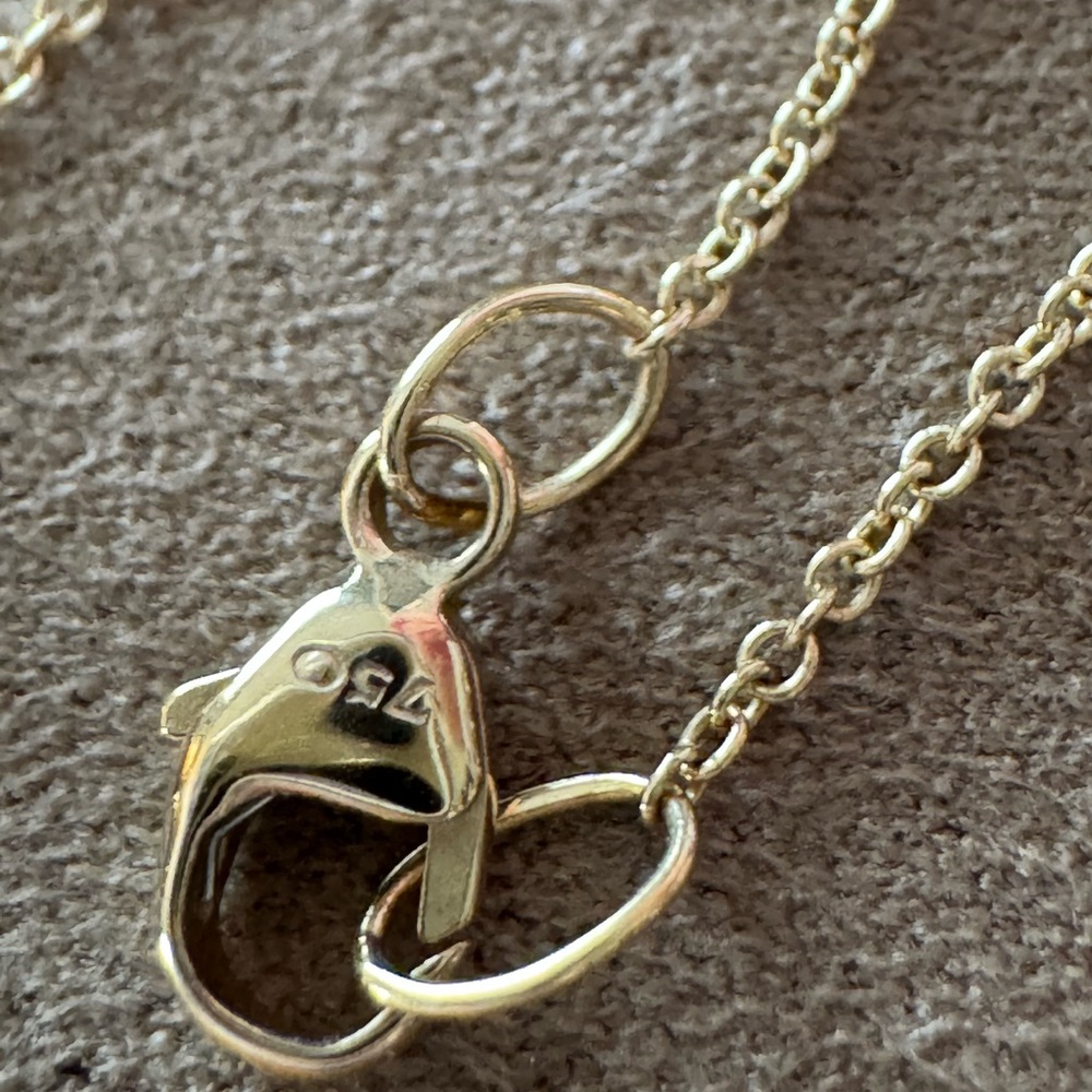 David Yurman CABLE CROSS PENDANT NECKLACE
18K Yellow Gold, 17.5mm - Picture 4 of 9